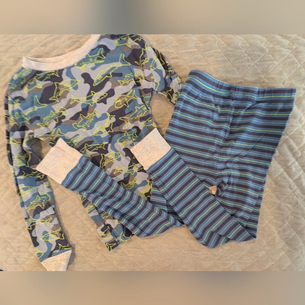 Kirkland Signature Kids Size 7 Blue and Gray Shark Pajama Set